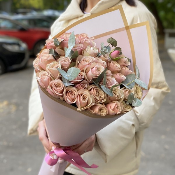 7 кустовых пионовидных роз Дестини с эвкалиптом