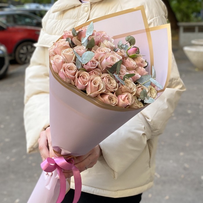 7 кустовых пионовидных роз Дестини с эвкалиптом