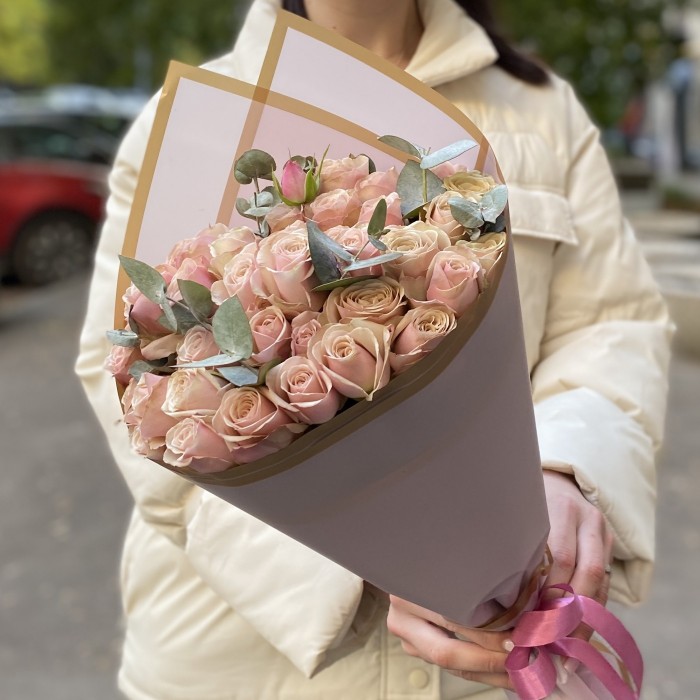 7 кустовых пионовидных роз Дестини с эвкалиптом