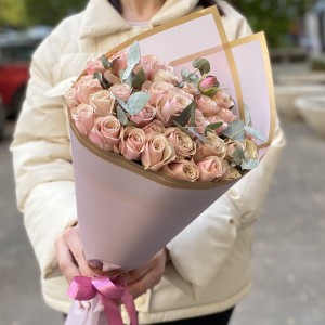 7 кустовых пионовидных роз Дестини 50 см с эвкалиптом