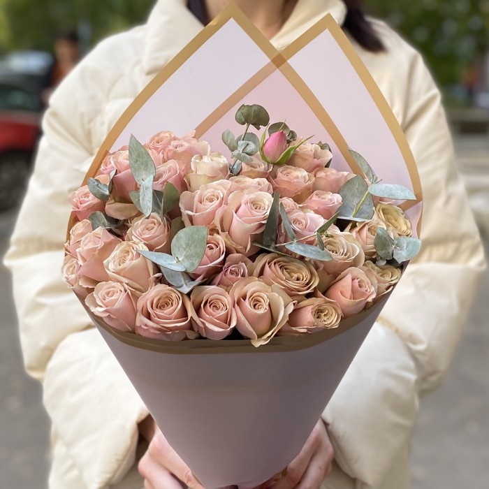 7 кустовых пионовидных роз Дестини с эвкалиптом