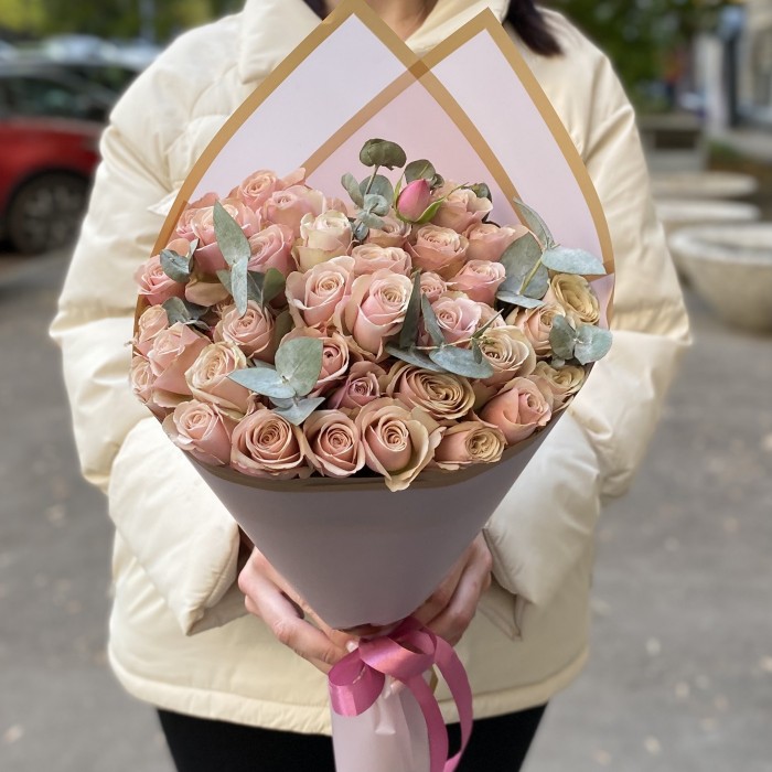 7 кустовых пионовидных роз Дестини с эвкалиптом