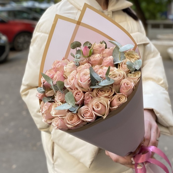 7 кустовых пионовидных роз Дестини с эвкалиптом