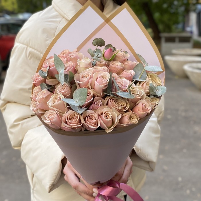 7 кустовых пионовидных роз Дестини с эвкалиптом