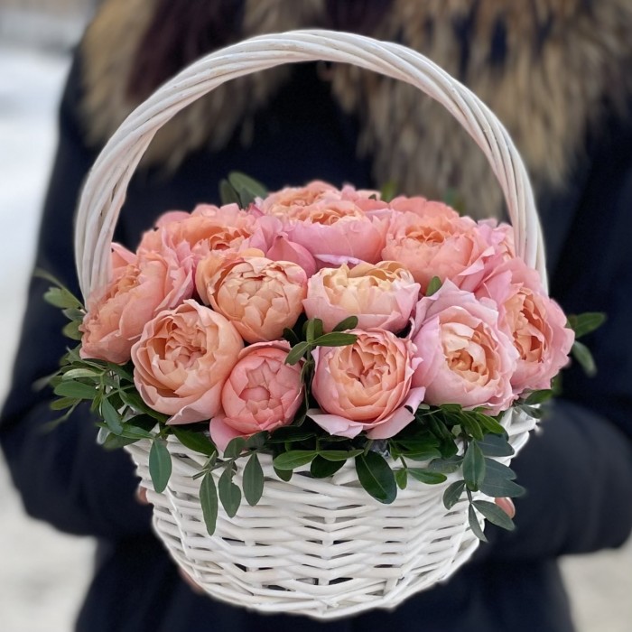 7 кустовых пионовидных роз Джульетта в корзине