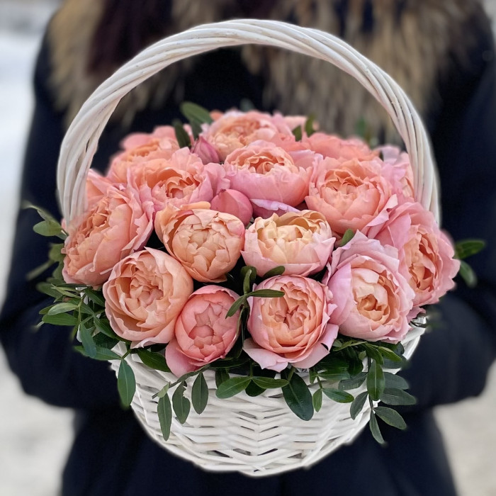 7 кустовых пионовидных роз Джульетта в корзине
