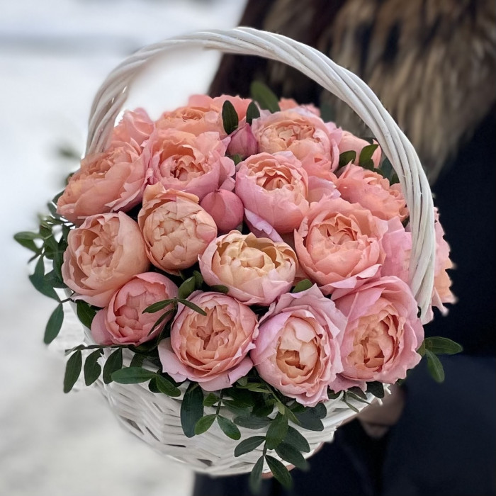 7 кустовых пионовидных роз Джульетта в корзине