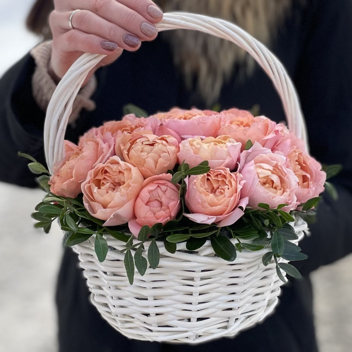 7 кустовых пионовидных роз Джульетта в корзине
