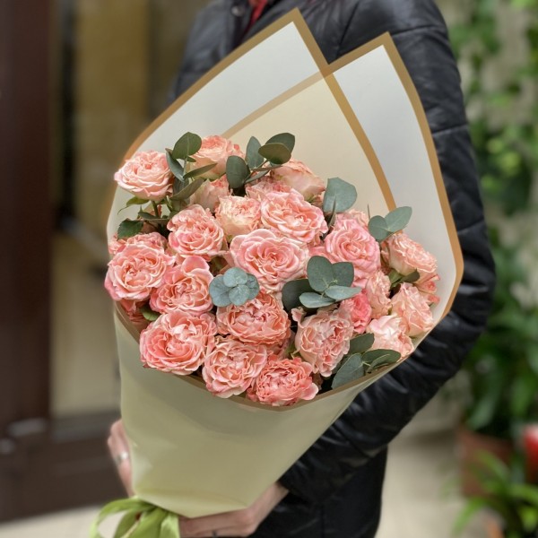 7 кустовых пионовидных роз Фаир Флоу с эвкалиптом