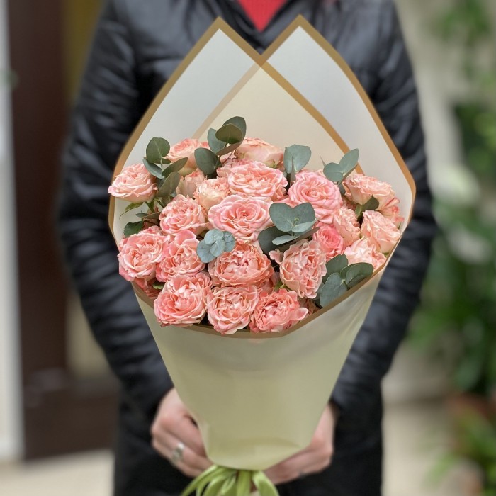 7 кустовых пионовидных роз Фаир Флоу с эвкалиптом