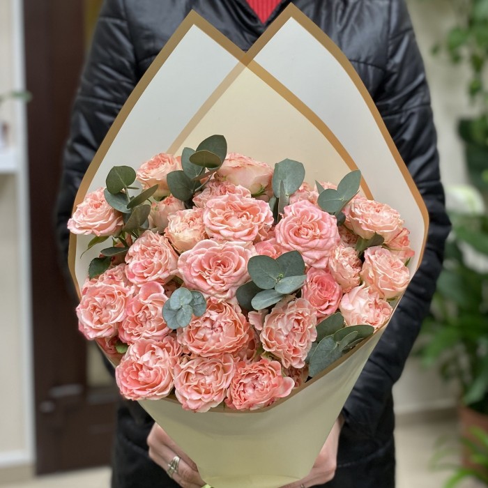 7 кустовых пионовидных роз Фаир Флоу с эвкалиптом