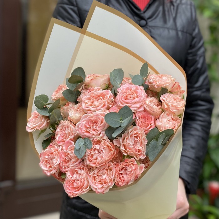 7 кустовых пионовидных роз Фаир Флоу с эвкалиптом