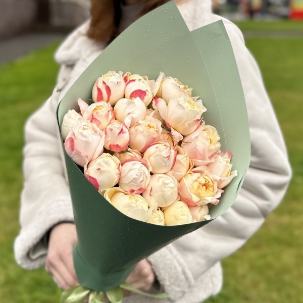 7 кустовых пионовидных роз Принцесса Суки