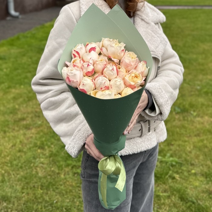 7 кустовых пионовидных роз Принцесса Суки