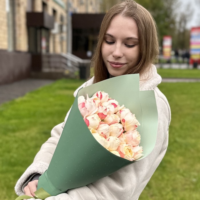 7 кустовых пионовидных роз Принцесса Суки