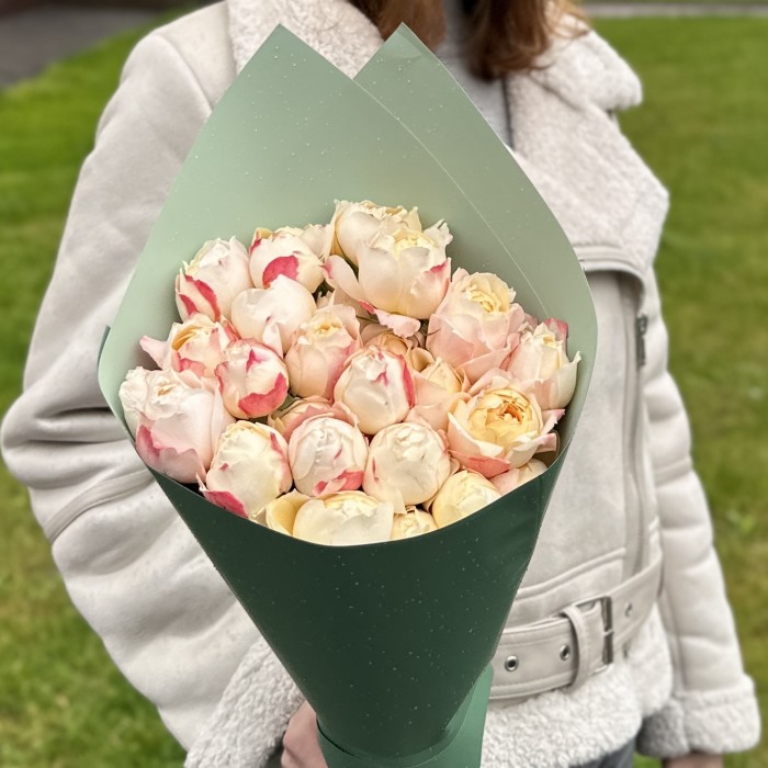 7 кустовых пионовидных роз Принцесса Суки