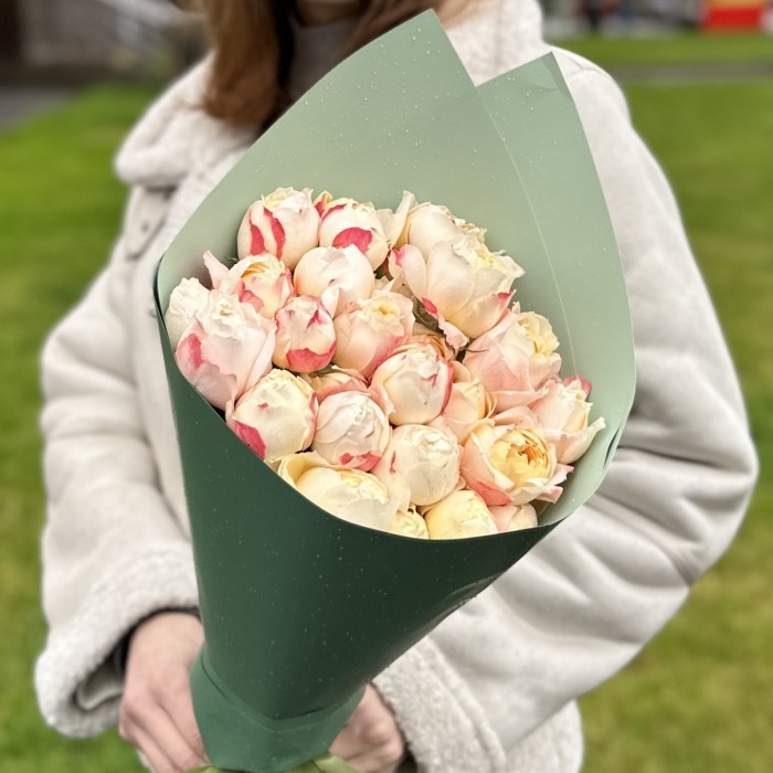 7 кустовых пионовидных роз Принцесса Суки