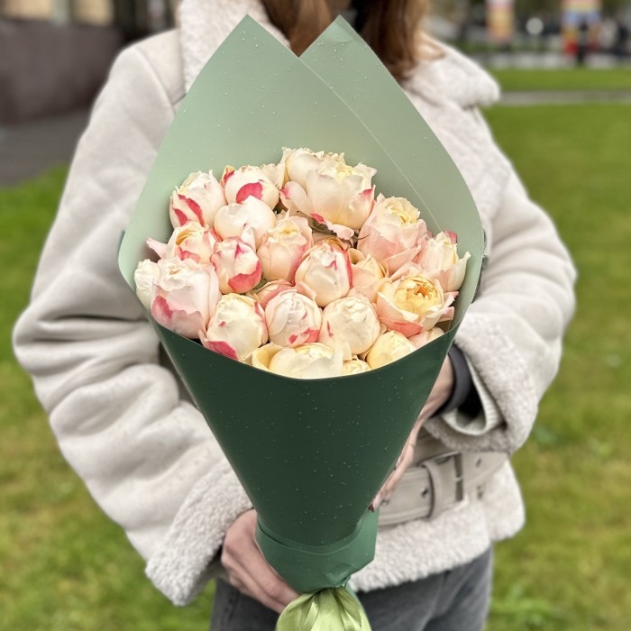 7 кустовых пионовидных роз Принцесса Суки