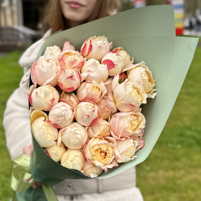 7 кустовых пионовидных роз Принцесса Суки