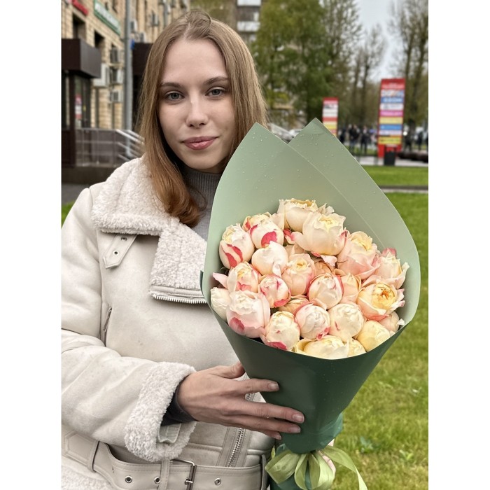 7 кустовых пионовидных роз Принцесса Суки