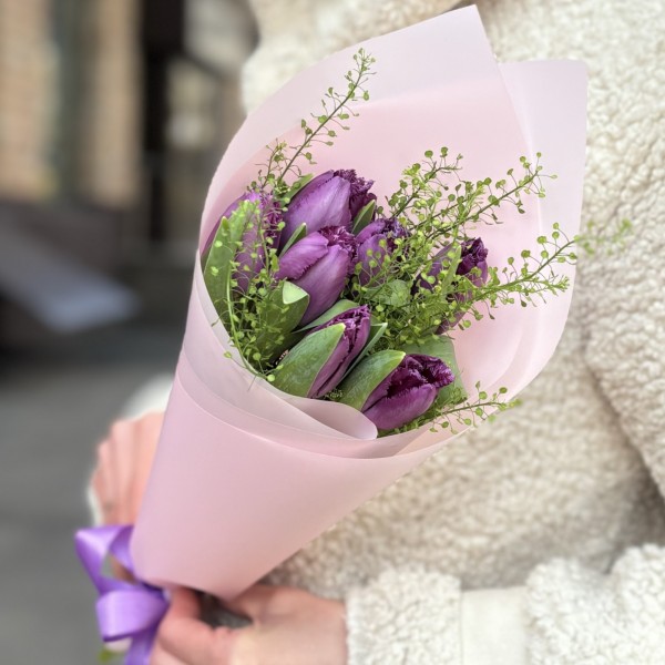 7 махровых фиолетовых тюльпанов с гринбелом