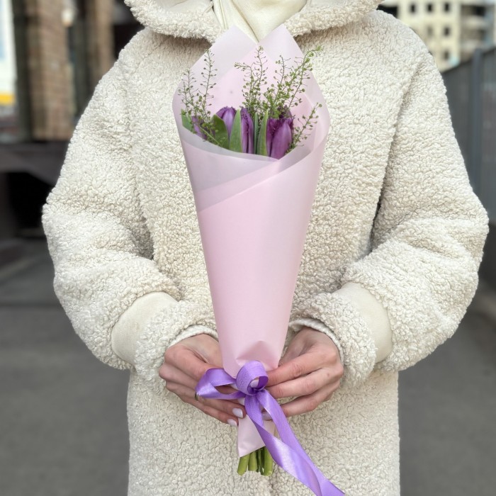 7 махровых фиолетовых тюльпанов с гринбелом