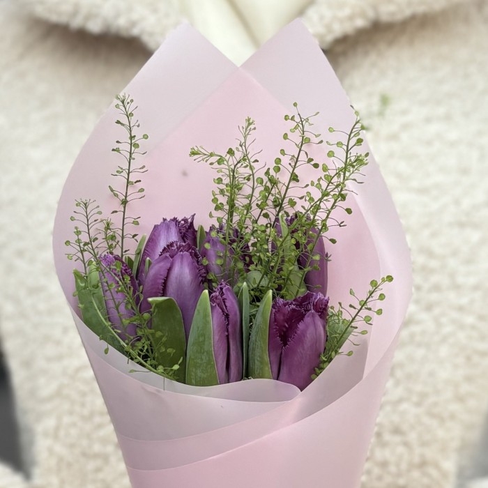 7 махровых фиолетовых тюльпанов с гринбелом