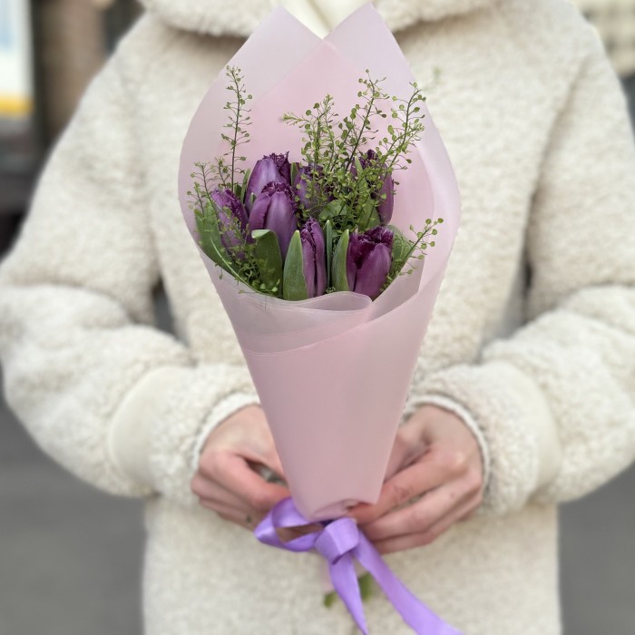 7 махровых фиолетовых тюльпанов с гринбелом