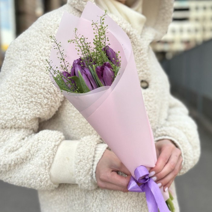 7 махровых фиолетовых тюльпанов с гринбелом