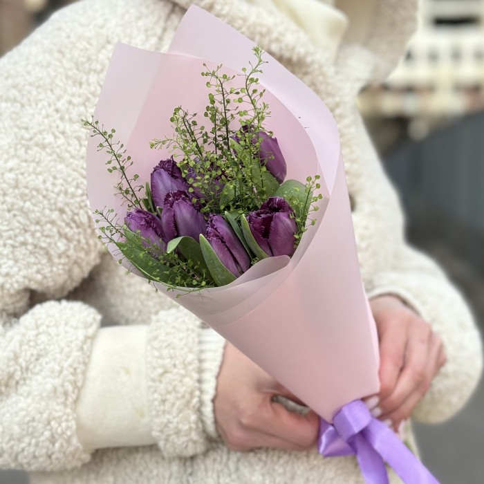 7 махровых фиолетовых тюльпанов с гринбелом
