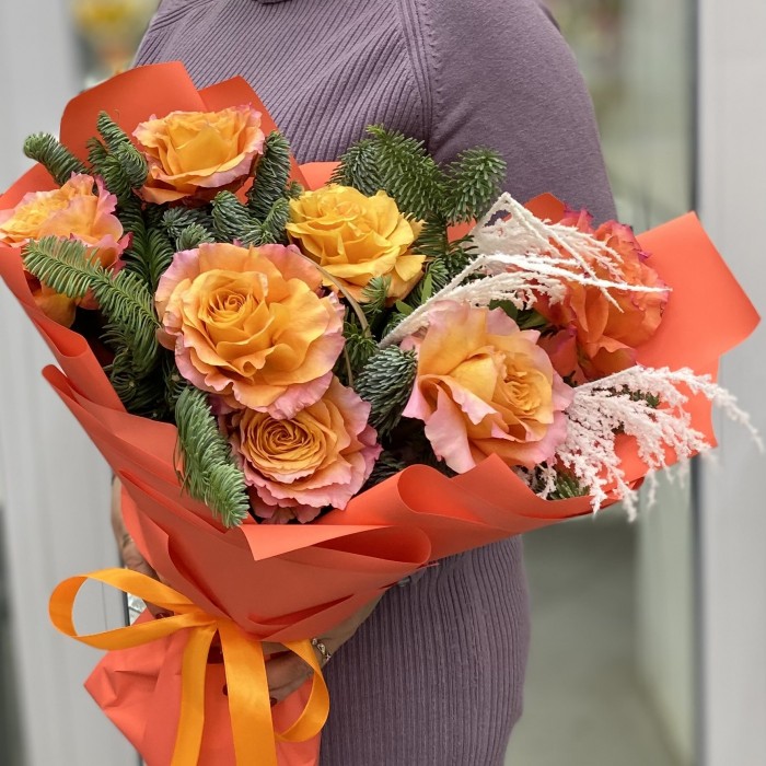 7 оранжевых роз Фри Спирит с нобилисом