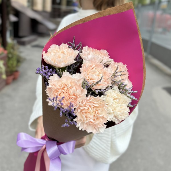 7 персиковых гвоздик с лимониумом