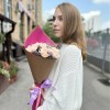 7 персиковых гвоздик с лимониумом