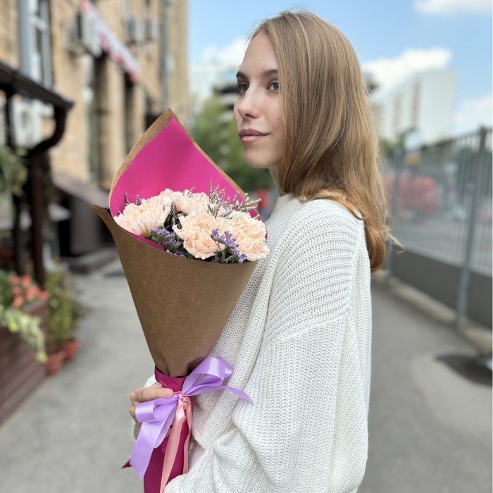 7 персиковых гвоздик с лимониумом