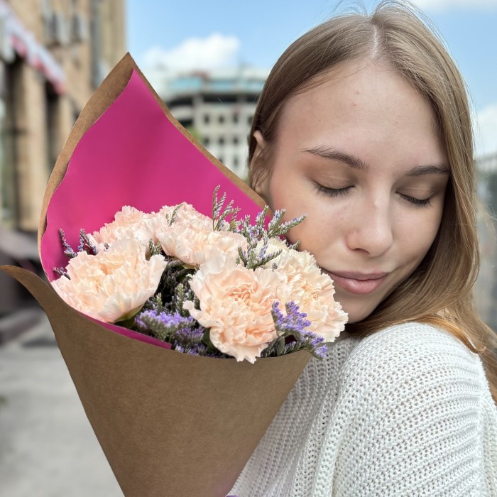 7 персиковых гвоздик с лимониумом