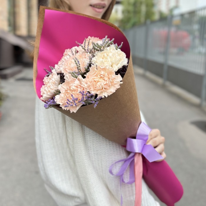 7 персиковых гвоздик с лимониумом