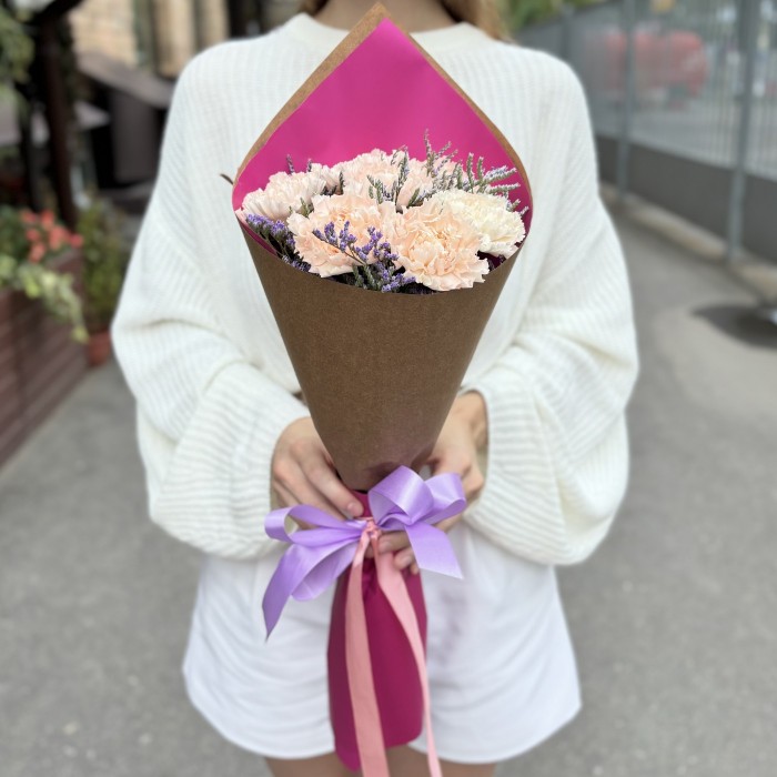 7 персиковых гвоздик с лимониумом