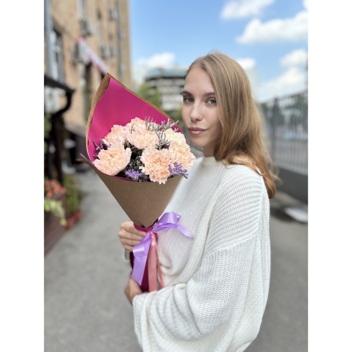 7 персиковых гвоздик с лимониумом