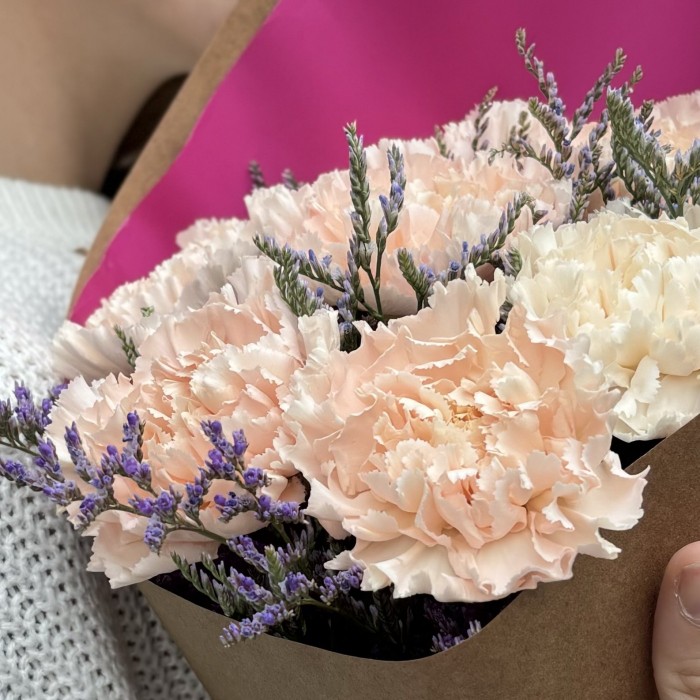 7 персиковых гвоздик с лимониумом