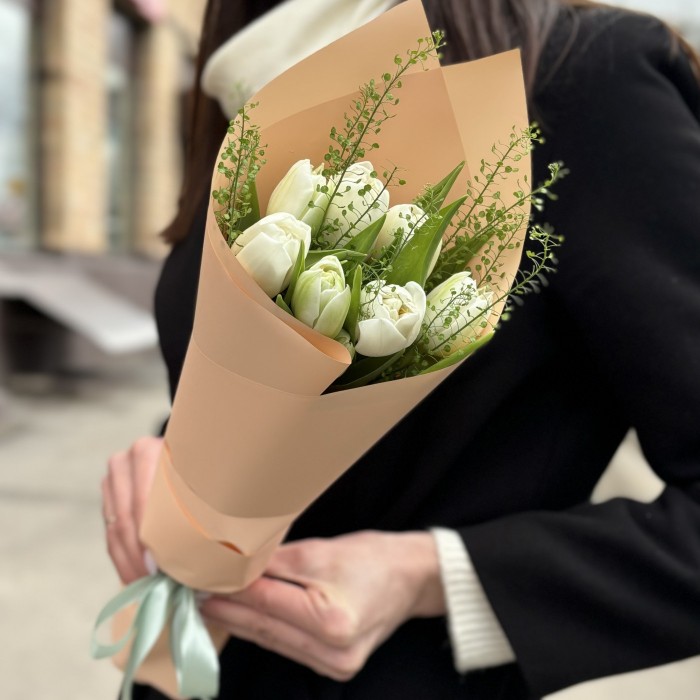 7 пионовидных белых тюльпанов с гринбелом