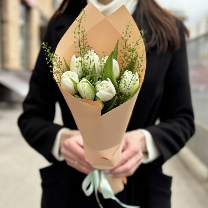 7 пионовидных белых тюльпанов с гринбелом