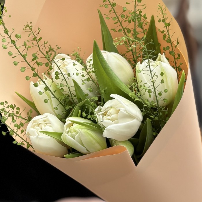7 пионовидных белых тюльпанов с гринбелом