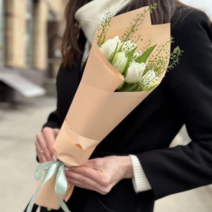 7 пионовидных белых тюльпанов с гринбелом