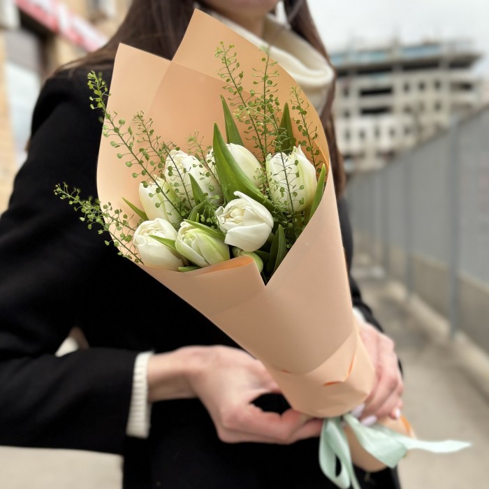 7 пионовидных белых тюльпанов с гринбелом