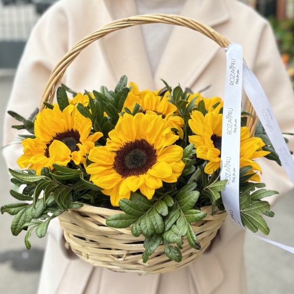 7 подсолнухов в корзине