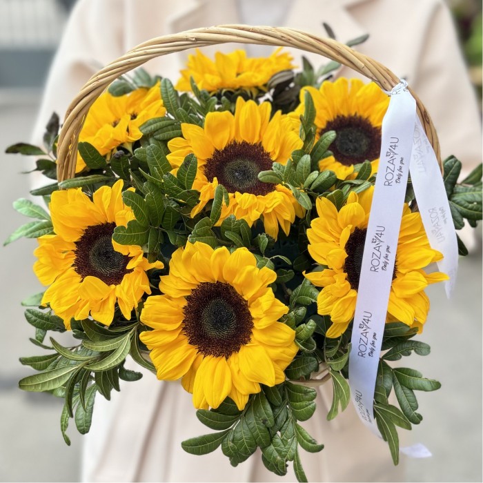 7 подсолнухов в корзине