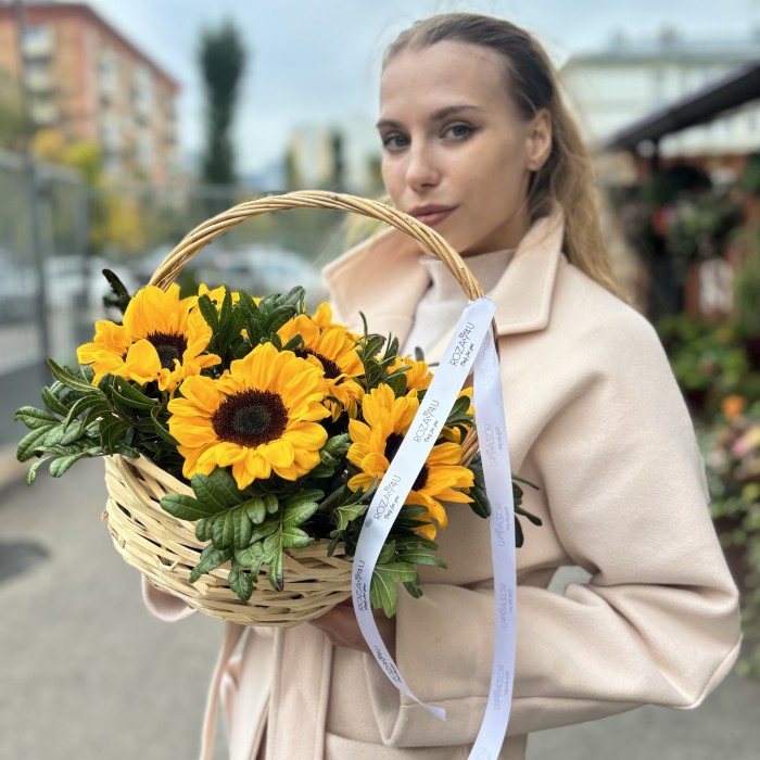 7 подсолнухов в корзине