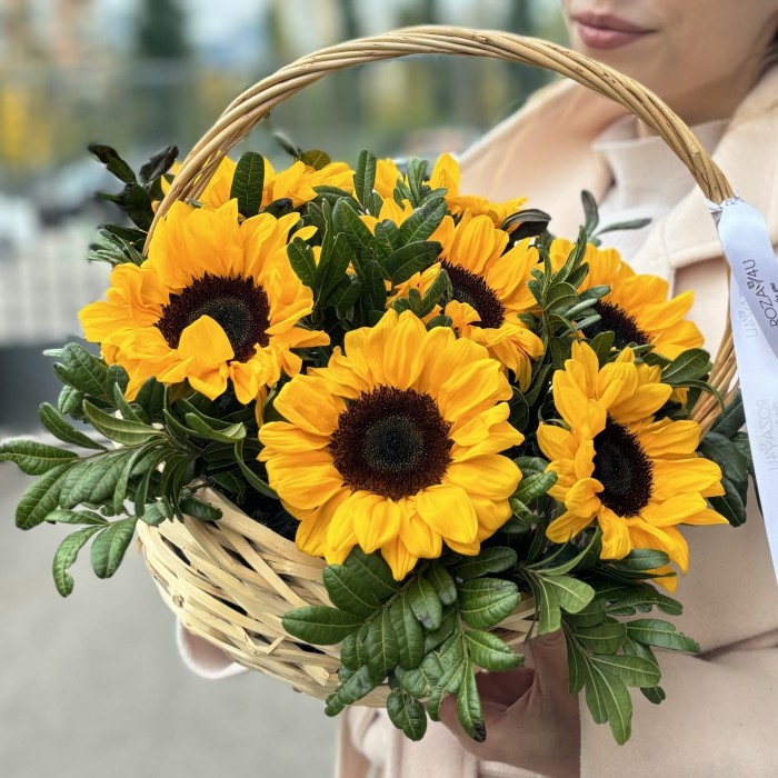 7 подсолнухов в корзине