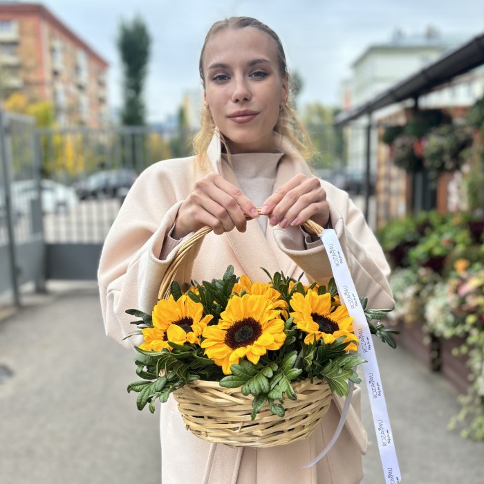 7 подсолнухов в корзине