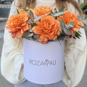 7 пышных роз Фри Спирит с эвкалиптом в коробке 7 пышных роз Фри Спирит с эвкалиптом в коробке